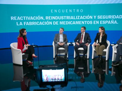 Desde la izquierda, Jordi Sevilla (exministro de Asuntos Públicos), Juan Yermo (Farmaindustria), María Jesús Lamas (Agencia Española de Medicamentos y Productos Sanitarios) y Diego Rubio (Oficina de Prospectiva y Estrategia) en una mesa redonda por Marta González Novo (SER).