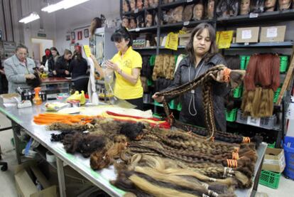 Yolanda Delgado, a la derecha, contempla varias trenzas en la empresa Justino Delgado.