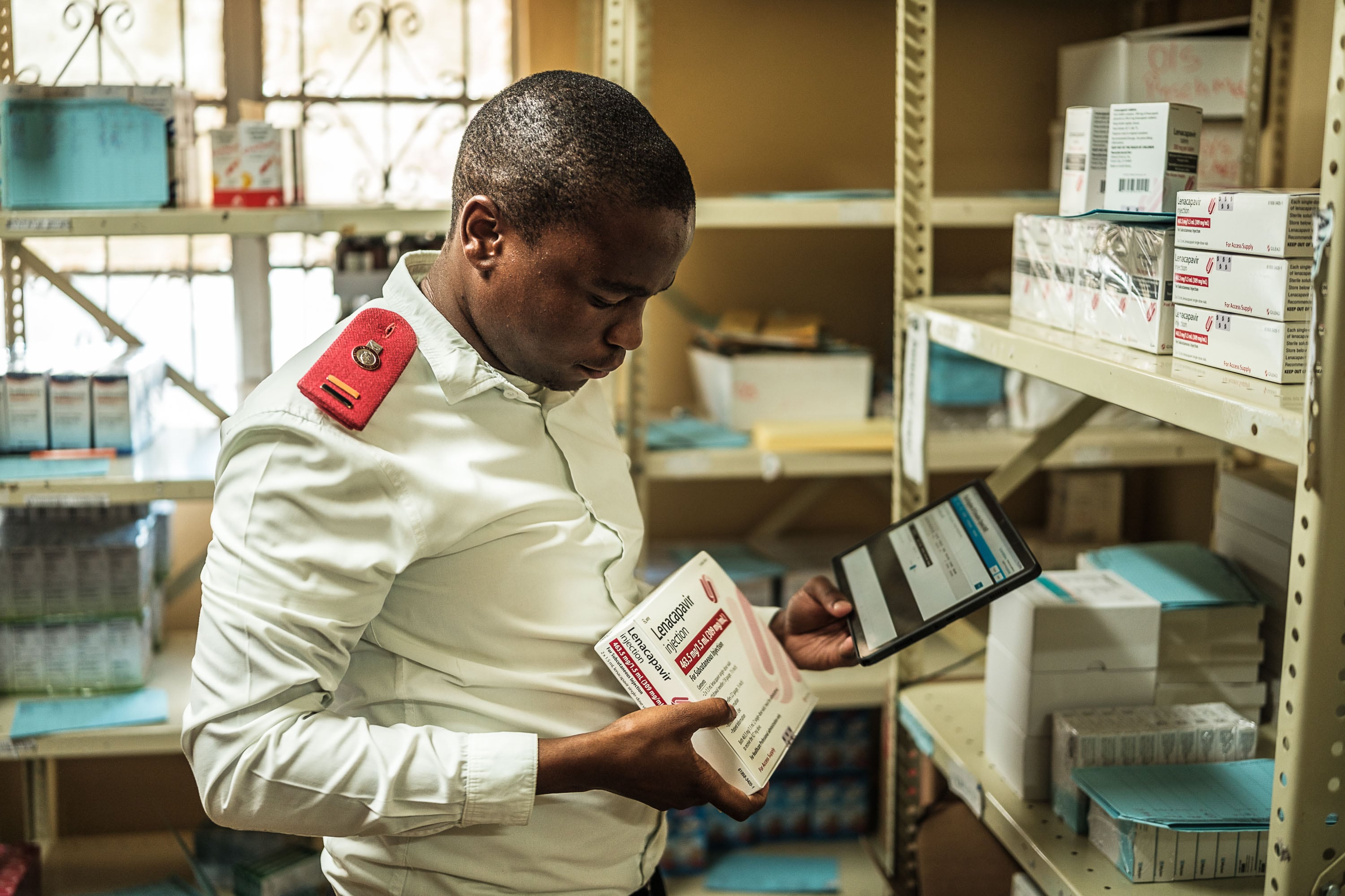 Un sanitario registra una dosis de lenacapavir en una clínica de Esuatini, donde varios miles de unidades de este medicamento preventivo contra el VIH comenzaron a distribuirse en diciembre.