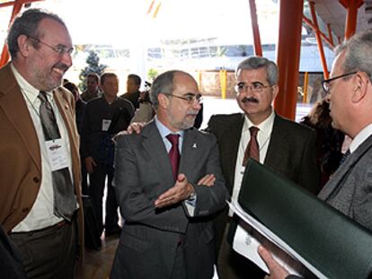 Alfonso Perales y Manuel Jiménez Barrios (en el centro), ayer, en Málaga.