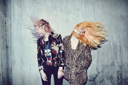 DEAP VALLY. Tienen la aprobación de Hedi Slimane, y ya se sabe que el diseñador nunca falla. Lindsey Troy (voz y guitarra) y Julie Edwards (batería y voz) forman este dúo de Los Angeles, tan cool como rock n roll. La voz ronca de una y los ritmos rabiosos de la otra, las han llevado a compartir escenario con Queens of the Stone age, Peaches o Marilyn Manson.