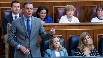 Pedro Sánchez, Nadia Calviño y Yolanda Díaz, en el Congreso de los Diputados el 11 de mayo.