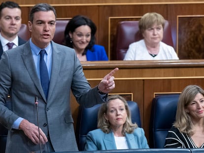 Pedro Sánchez, Nadia Calviño y Yolanda Díaz, en el Congreso de los Diputados el 11 de mayo.