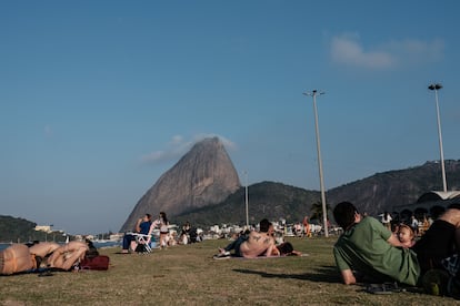 La gente pasea y se divierte por el Aterro do Flamengo, uno de los mejores lugares de la ciudad para ver el Pão de Açúcar.