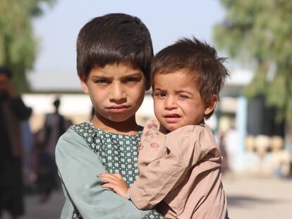 Mohammad Dawood, de cinco años, y su hermano Sayed Ahmad, de dos, han sido trasladados del distrito de Maiwand al campo de desplazados internos de Haji, en Afganistán, debido al conficto con los talibanes.