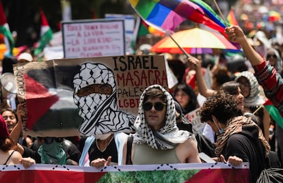 Un cartel que dice: "Israel masacra palestinos LGBT+" se sostiene durante la 'contramarcha' el día del desfile anual del Orgullo, en Ciudad de México.