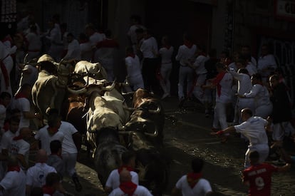 En la curva de Mercaderes un toro ha golpeado a un mozo que estaba colocado a la derecha de la calle. En el otro extremo, en la curva, varios corredores se han tropezado y han caído al suelo.