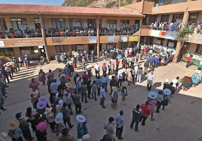 Ambiente en el centro electoral de Eduardo Abaro de Parotani.