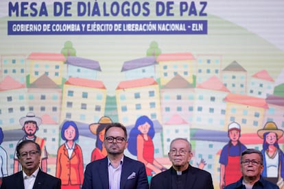 Gustavo Petro, Carlos Ruiz Massieu, monseñor Héctor Henao, y el líder del Ejército de Liberación Nacional, Israel Ramírez, alias 'Pablo Beltrán', asisten a una ceremonia para iniciar formalmente un alto el fuego, en Bogotá, Colombia, el 3 de agosto de 2023.