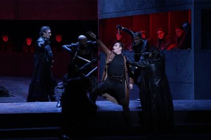 Gabardinas de cuero en 'Il Trovatore' en el Teatro Real de Madrid, en julio de 2019.