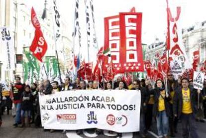 Los sindicatos CSIF, CCOO, STAJ y UGT y la Plataforma Justicia para Todos durante una manifestación en Madrid. EFE/Archivo