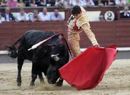 Sebastián Castella, durante la corrida de ayer en la plaza de Las Ventas.