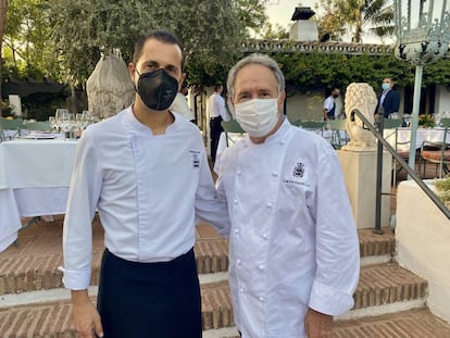 Simón Padilla con el cocinero Andrés Ruiz. J.C. CAPEL