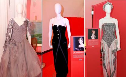 De izquierda a derecha, vestidos de Rocío Jurado, Diana de Gales e Isabel Pantoja, que se pueden ver en la exposición con motivo del 75 aniversario de '¡Hola!'.
