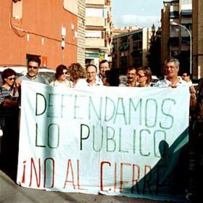 Protesta de los representantes de los trabajadores de la residencia L'Alacantí, ayer.