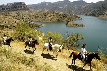 Ruta a caballo junto al pantano de Siurana, situado en el municipio medieval de Cornudella de Montsant, en el corazón del Priorat.