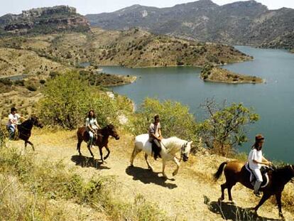 Ruta a caballo junto al pantano de Siurana, situado en el municipio medieval de Cornudella de Montsant, en el corazón del Priorat.