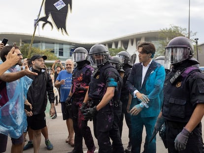 Activistas se encaran con los Mossos a las puertas del salón inmobiliario The District, este miércoles en Barcelona.