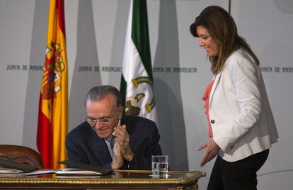 Susana Díaz y el presidente de CaixaBank, Isidre Fainé, tras firmar el acuerdo económico en Sevilla el 24 de febrero de 2014.