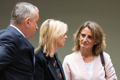 La vicepresidenta española, Teresa Ribera, junto con el viceprimer ministro checo, Jozef Sikela, y la ministra de Transición Energética francesa, Agnès Pannier-Runacher, durante la reunión extraordinaria de ministros de Energía en Bruselas este viernes