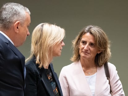 La vicepresidenta española, Teresa Ribera, junto con el viceprimer ministro checo, Jozef Sikela, y la ministra de Transición Energética francesa, Agnès Pannier-Runacher, durante la reunión extraordinaria de ministros de Energía en Bruselas este viernes