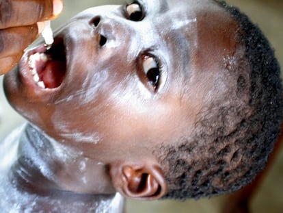 Un médico inmuniza a un niño contra la polio en una localidad cercana a Lagos, la capital de Nigeria.