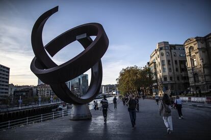 Vista de la escultura 'Variante Ovoide' de Jorge de Oteiza en el paseo del Arenal de Bilbao. La tentación de olvidar el drama vivido sin extraer la lección de que el terrorismo, como el franquismo, no tuvieron justificación y la ausencia de memoria compartida separan hoy a Euskadi del logro de una convivencia normalizada.