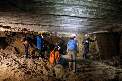 Yoav Negev, el presidente del Club de Exploradores de Cuevas de Israel y el líder del proyecto de la expedición de mapas de cuevas Malham, muestra a los periodistas las paredes de sal.