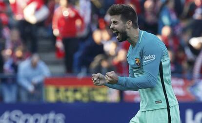 Piqué celebra uno de los goles del Barça en el Calderón.