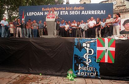 Homenaje de Batasuna a cuatro miembros de ETA muertos cuando les estalló la bomba que iban a colocar.