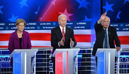 De izquierda a derecha, Elizabeth Warren Joe Biden y Bernie Sanders, este miércoles por la noche durante el debate organizado en Atlanta.