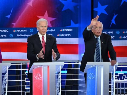 De izquierda a derecha, Elizabeth Warren Joe Biden y Bernie Sanders, este miércoles por la noche durante el debate organizado en Atlanta.