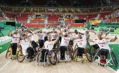 El equipo espa&ntilde;ol de baloncesto en silla de ruedas celebra la clasificaci&oacute;n para la final.