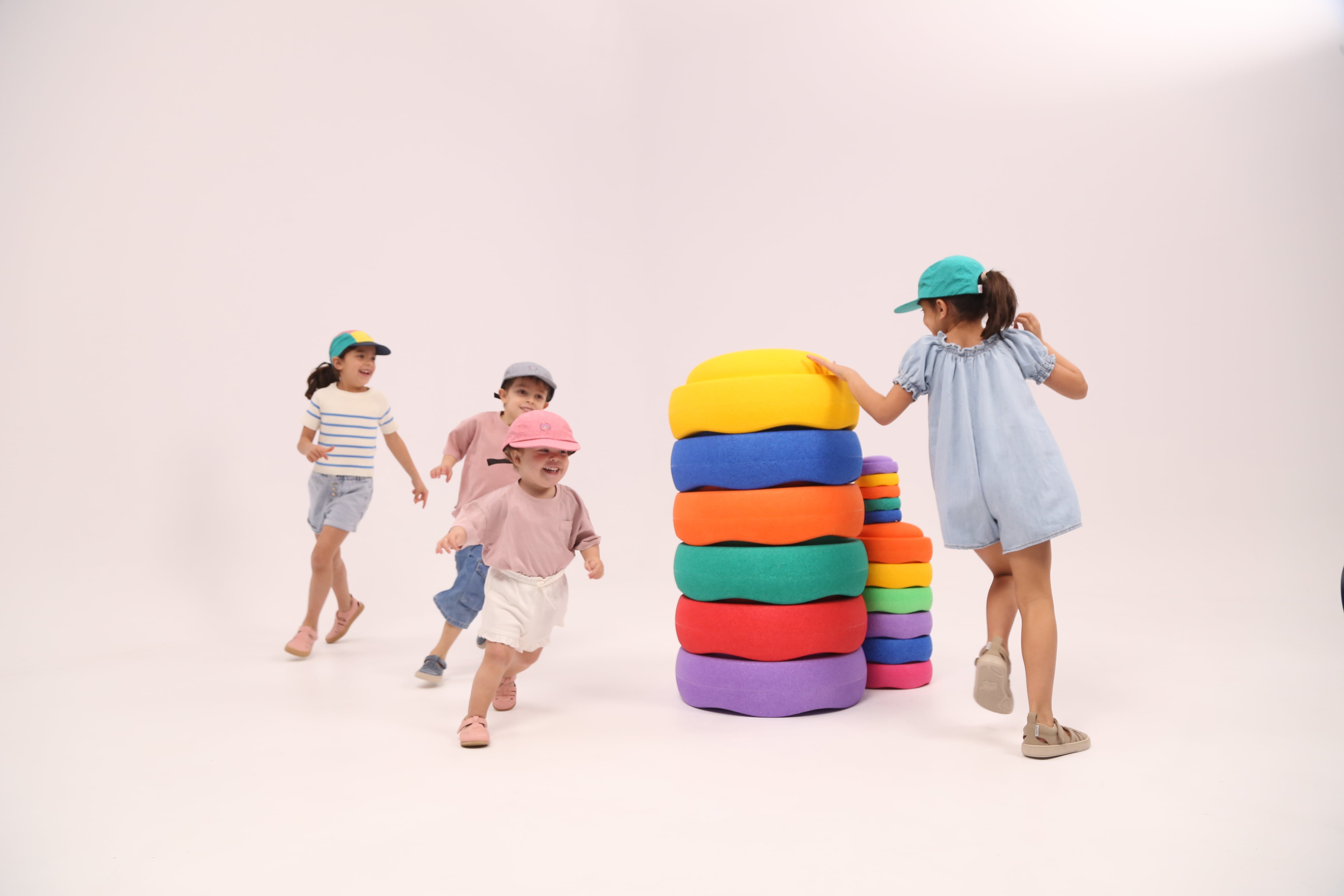 Niños de distintas edades con modelos de la compañía.