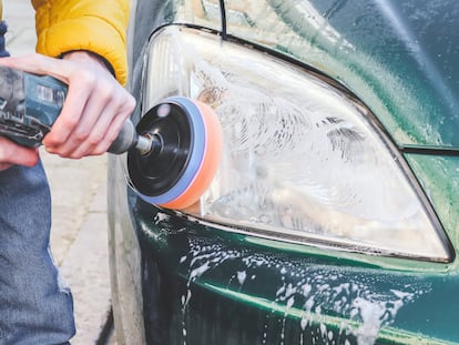 Artículo de EL PAÍS Escaparate que describe las ventajas de usar un kit de restaurador de faros para el coche.