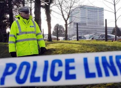 Un policía vigila la agencia reguladora de permisos de conducir en Swansea tras explotar ayer una carta bomba.