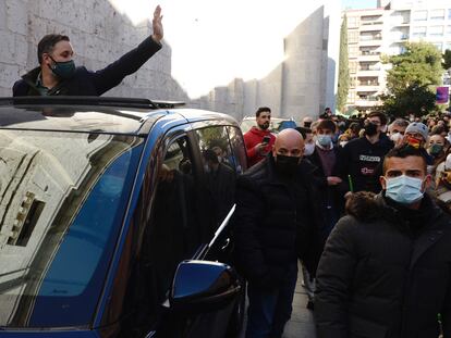 Santiago Abascal saluda desde un vehículo a los asistentes al mitin celebrado este sábado por Vox en Valladolid.