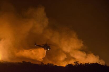 Un helicóptero suelta agua sobre el fuego en Lilac.