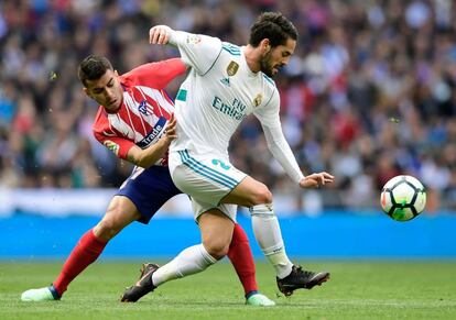 Isco controla la pelota ante Correa.