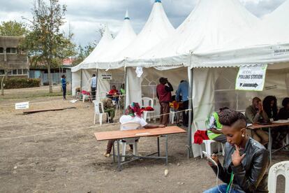Varias personas votan en un centro electoral improvisado con motivo de la repetición de las elecciones presidenciales keniatas en Kajiado. 
