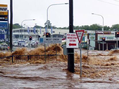 Una riada arrolla el pasado lunes una calle de la ciudad de Toowoomba, en el Estado australiano de Queensland.
afp