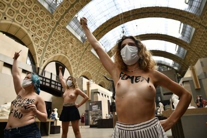 Una veintena de miembros de FEMEN protestan el domingo 13 de septiembre dentro del Museo de Orsay contra el veto a una mujer por su escote