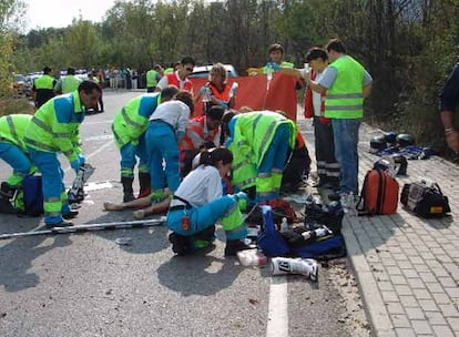 Los servicios de emergencia tratan de reanimar al motorista que falleció el domingo en Moralzarzal.