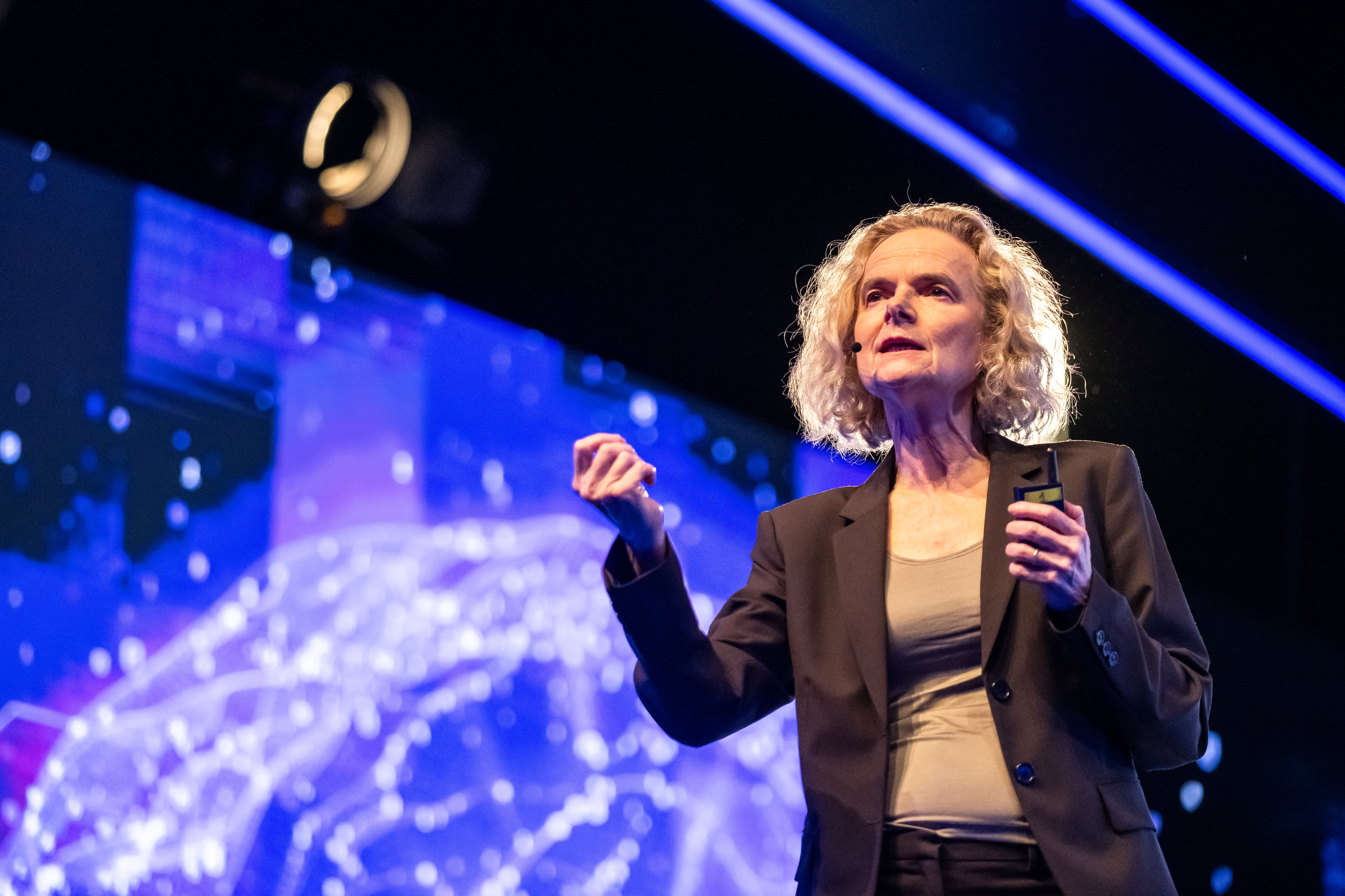 Nora Volkow, psiquiatra: “Las personas ya no están con los demás. Cada una está con su teléfono”