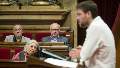 En primer plano, Albano Dante Fachin. Detrás, Joan Coscubiela, Lluis Rabell y Àngels Martínez, de Sí que es Pot, en el Parlament.