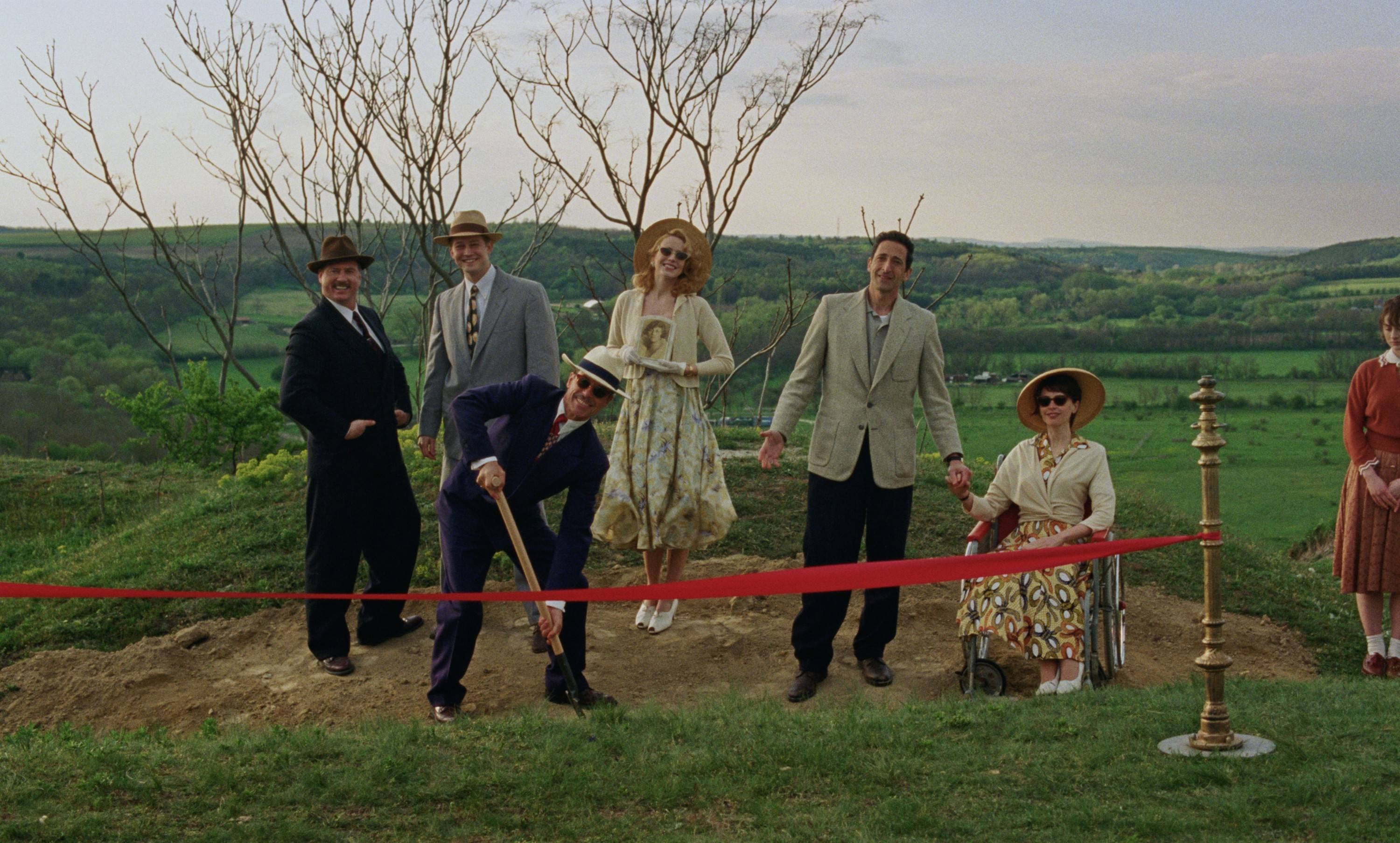 Felicity Jones: “En el cine si te vuelves complaciente es mejor que te vayas y te dediques a otra cosa” 2 Felicity Jones, en una silla de ruedas, junto a Guy Pearce, Joe Alwyn, Stacy Martin y Adrien Brody en el rodaje de 'The Brutalist'.