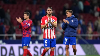 Koke, en el centro, Azplicueta (i) y Marcos Llorente, aplauden a la afición del Atlético al término del partido con el Barcelona (0-3) disputado el pasado domingo en el Metropolitano.