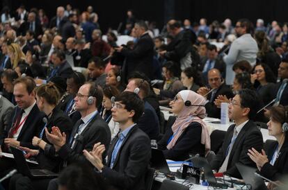 Los delegados escuchan la intervención de la ministra de Medio Ambiente de Chile, Carolina Schmidt, durante la jornada inaugural de la Cumbre del Clima, en Madrid.