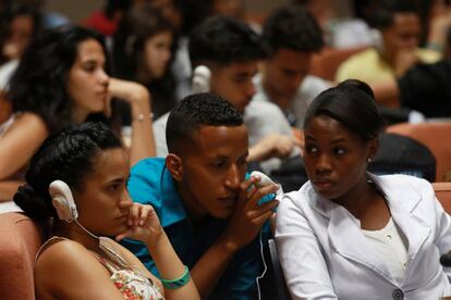 Un grupo de estudiantes asiste el pasado d&iacute;a 20 de mayo a una conferencia durante la Primera Bienal Internacional de Dise&ntilde;o de La Habana.