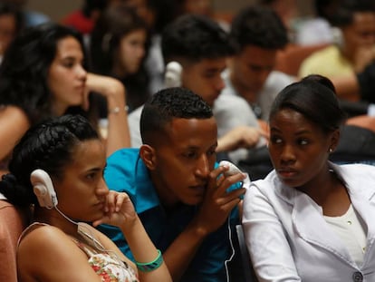 Un grupo de estudiantes asiste el pasado d&iacute;a 20 de mayo a una conferencia durante la Primera Bienal Internacional de Dise&ntilde;o de La Habana.